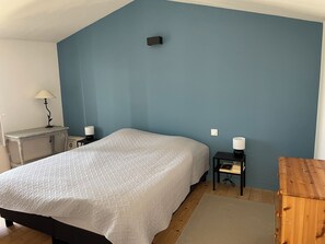 Iron/ironing board, WiFi - Spacious Family Home close to the beach and market (La Couarde-sur-Mer)