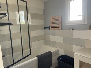 Shower, hair dryer, soap, toilet paper - Spacious Family Home close to the beach and market (La Couarde-sur-Mer)