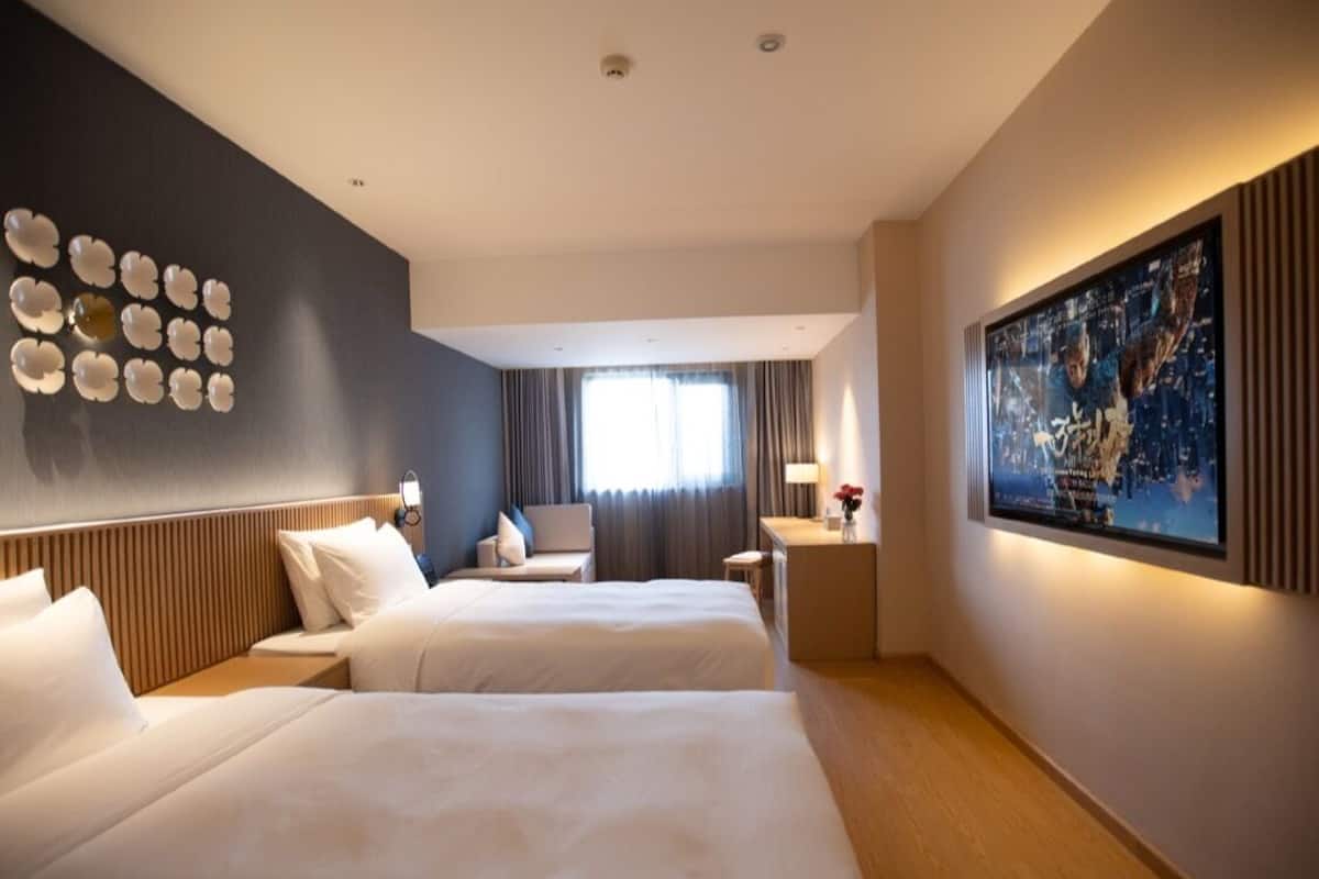 Daunenbettdecken, Betten mit Memory-Foam-Matratzen, kostenlose Minibar