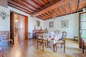 Dining - La Maison Benet, calm and hiking (Tautavel)