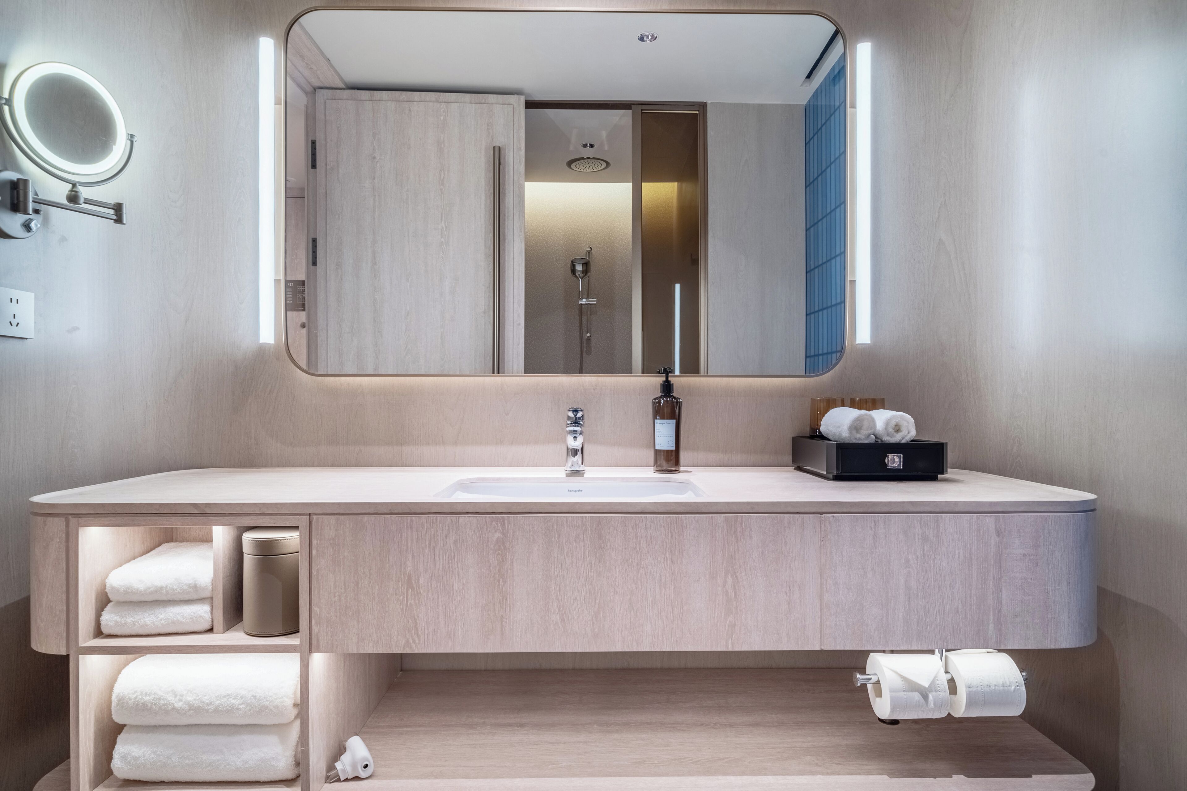 Superior eenpersoonskamer, uitzicht op stad | Badkamer | Een douche, gratis toiletartikelen, een haardroger, handdoeken