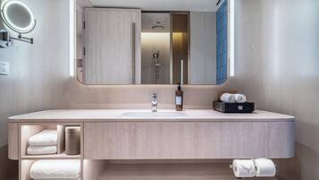 Superior eenpersoonskamer, uitzicht op stad | Badkamer | Een douche, gratis toiletartikelen, een haardroger, handdoeken