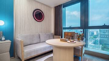 Selimut bulu angsa, minibar gratis, dan ruang kerja ramah laptop