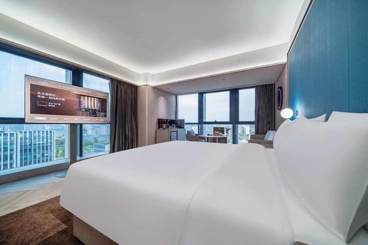 Quarto casal luxo | Edredons de pluma, frigobar (abastecido com itens grátis)