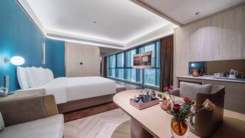 Kamar Double Deluks | Selimut bulu angsa, minibar gratis, dan ruang kerja ramah laptop