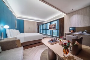 Deluxe-Doppelzimmer | Daunenbettdecken, kostenlose Minibar, laptopgeeigneter Arbeitsplatz
