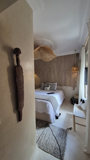 3 chambres, bureau, fer et planche à repasser, lit parapluie