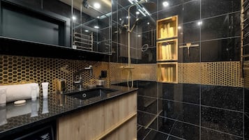 Dusche, Haartrockner, Handtücher, Shampoo
