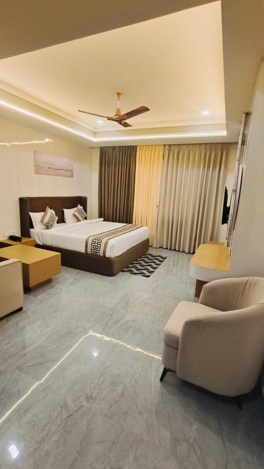 Deluxe Room | Rollaway beds, bed sheets