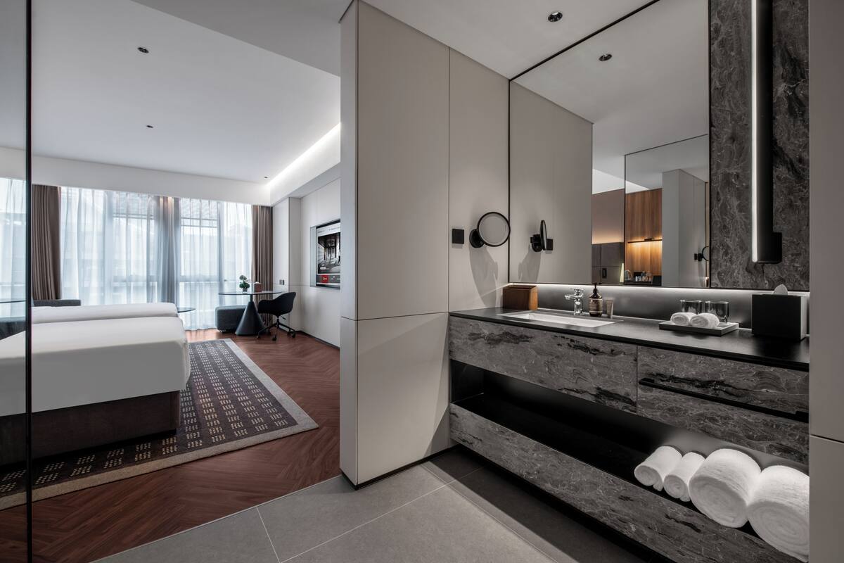 Kamar Twin Basic | Selimut bulu angsa, minibar gratis, dan ruang kerja ramah laptop
