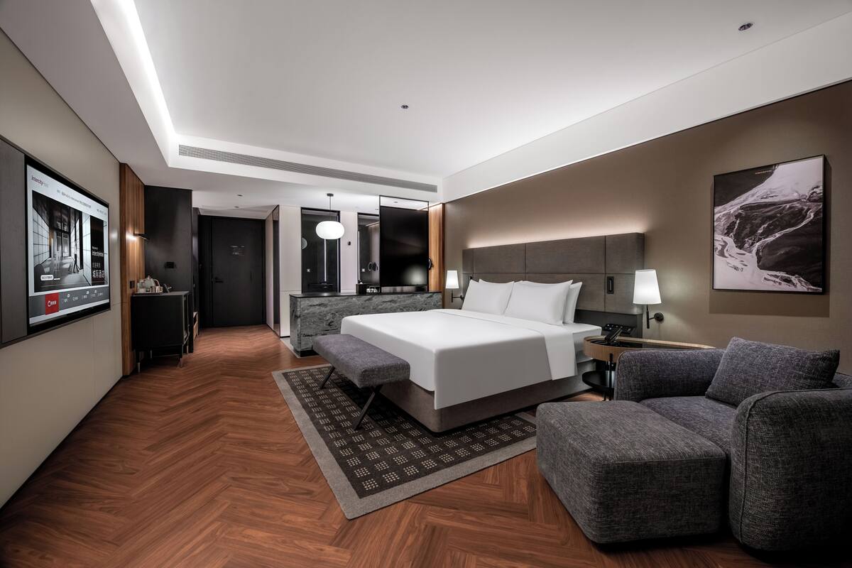 Kamar Double Eksekutif | Selimut bulu angsa, minibar gratis, dan ruang kerja ramah laptop