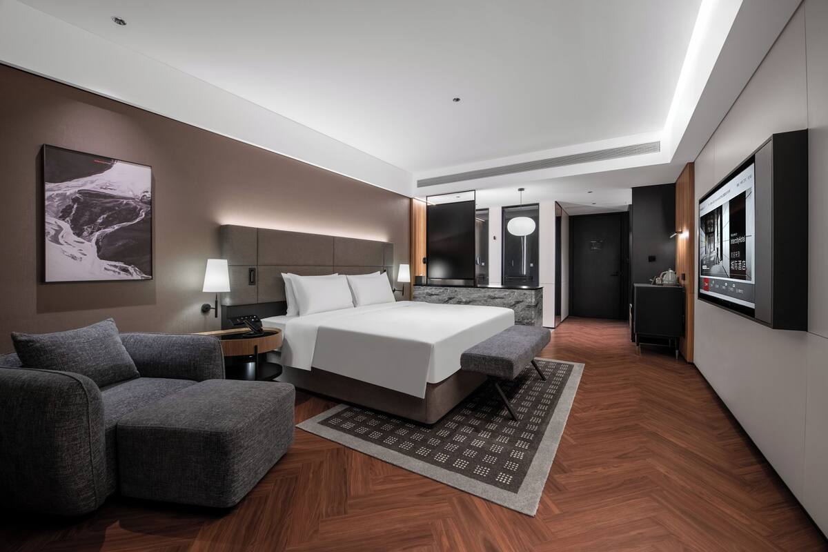 Kamar Double | Selimut bulu angsa, minibar gratis, dan ruang kerja ramah laptop