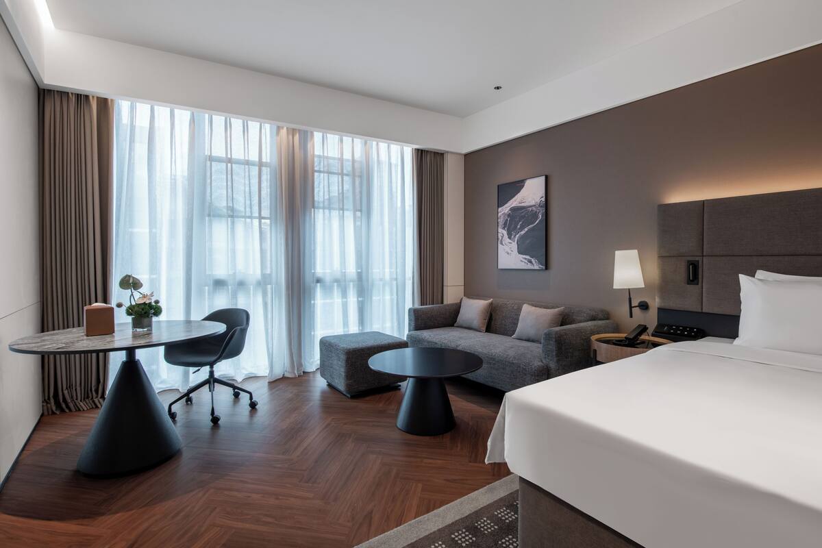 Kamar Twin Eksekutif | Selimut bulu angsa, minibar gratis, dan ruang kerja ramah laptop