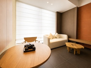 Superior Double Room | Living area | Flat-screen TV - Clover Hotel & Spa (Phnom Penh)