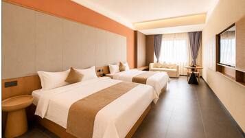 Deluxe Twin Room | Hypo-allergenic bedding, in-room safe, desk, laptop workspace
