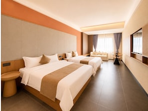 Deluxe Twin Room | Peralatan tempat tidur hipoalergenik, peti besi dalam bilik, meja 