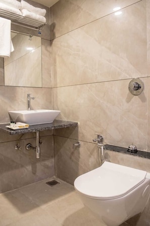 Shower, free toiletries, towels, toilet paper - Hotel Dev Corporate Ahmedabad  (Ahmedabad)