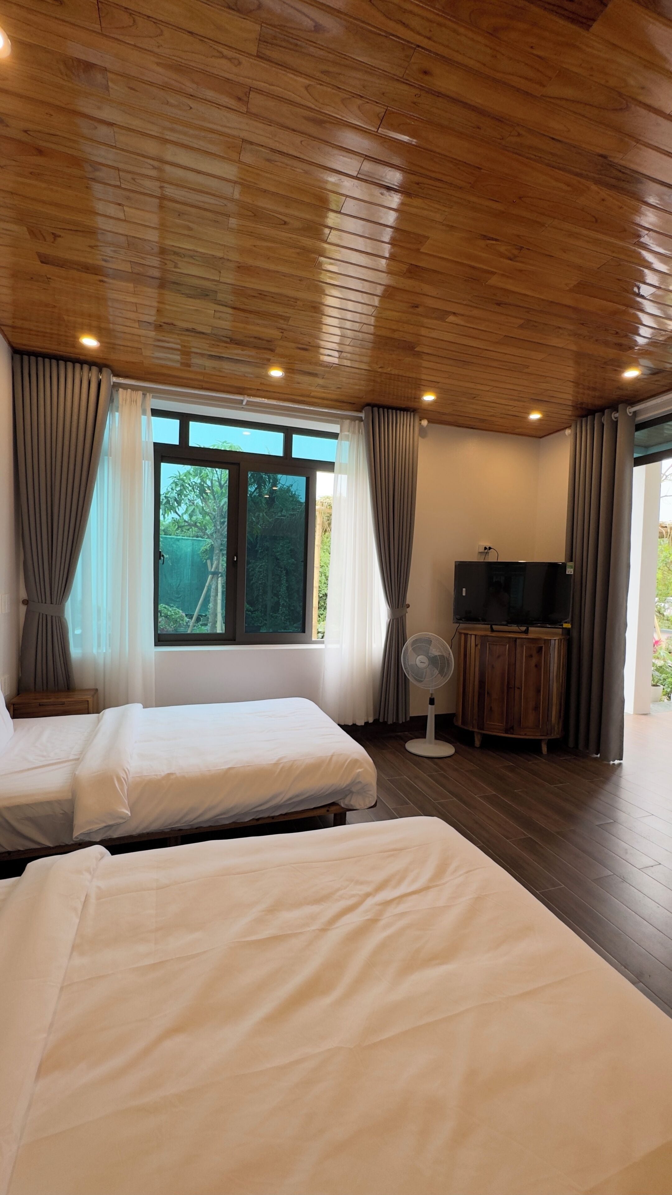 Habitación Deluxe con 2 camas individuales, patio, vista al jardín | Minibar, caja de seguridad en la habitación y escritorio 