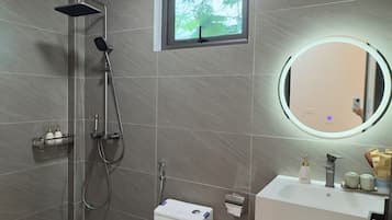 Chambre Double Supérieure, patio, vue jardin | Salle de bain | Douche, sèche-cheveux, chaussons, serviettes fournies