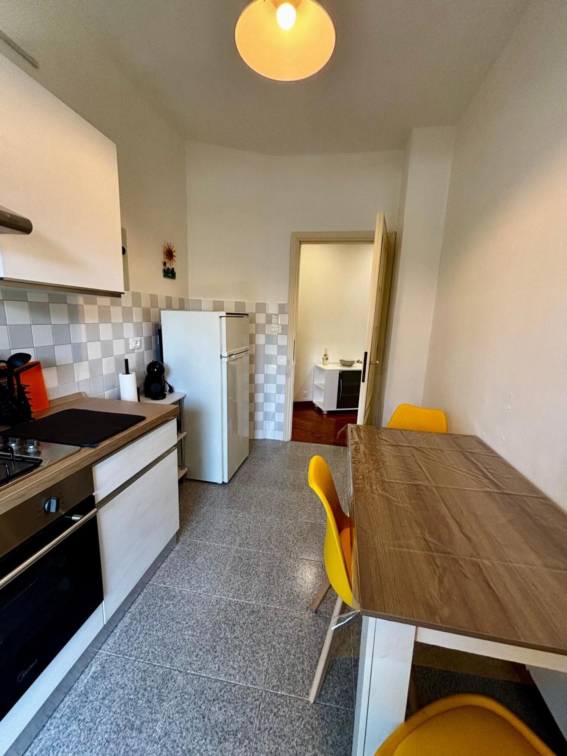 Een koelkast, een oven, een kookplaat, een koffiezetapparaat/waterkoker