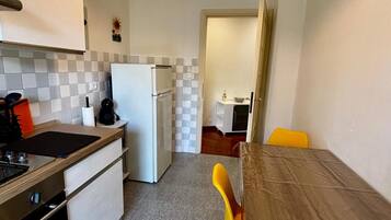 Een koelkast, een oven, een kookplaat, een koffiezetapparaat/waterkoker