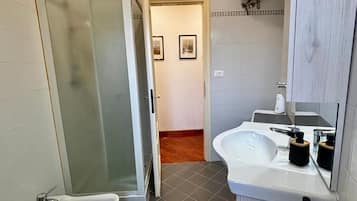 Douche, sèche-cheveux, serviettes fournies