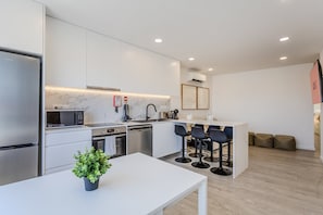 Coffee/tea maker, fridge, microwave, oven - GuestReady - 3 Dives in the Sea (São Roque)