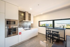 Wasserkocher mit Kaffee-/Teezubehör, Kühlschrank, Mikrowelle, Ofen