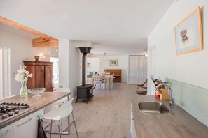 Fridge, microwave, oven, stovetop - Modern Villa in Tourrettes with Swimming Pool (Tourrettes)