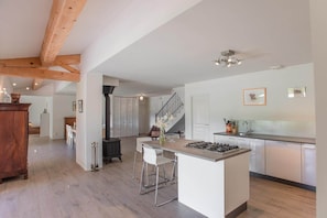 Fridge, microwave, oven, stovetop - Modern Villa in Tourrettes with Swimming Pool (Tourrettes)