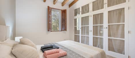 2 chambres, fer et planche à repasser, Wi-Fi, draps fournis