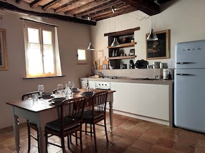 Private kitchen - A tower house in the historic center of Città della Pieve. (Città della Pieve)