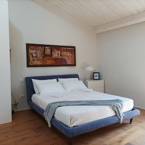 WiFi, bed sheets - A tower house in the historic center of Città della Pieve. (Città della Pieve)