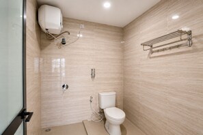 Junior-Zimmer, Balkon, Hügelblick | Badezimmer | Dusche, Handtücher, Seife, Shampoo
