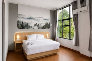 Habitación senior, balcón, vista a la colina | Escritorio, espacio para trabajar con laptop y wifi gratis