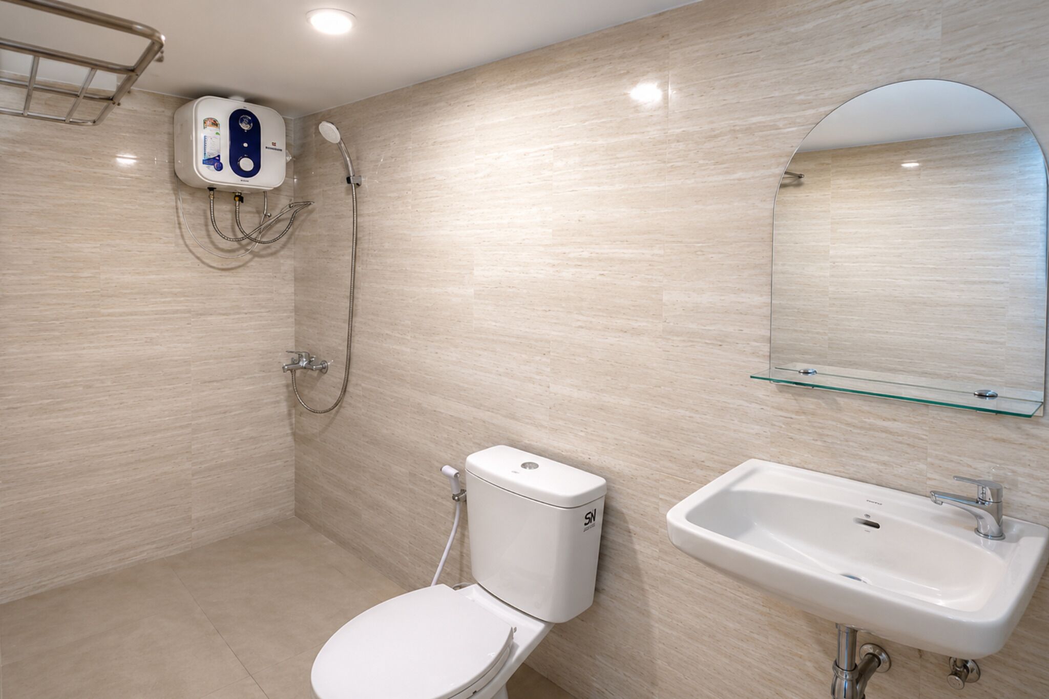Chambre familiale, balcon, vue sur la colline | Salle de bain | Douche, serviettes fournies, savon, shampooing