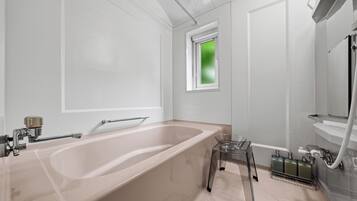 Apartment | Bathroom | Combined shower/tub, free toiletries, hair dryer, slippers