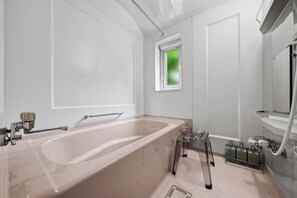 Apartment | Bathroom | Combined shower/tub, free toiletries, hair dryer, slippers - LEADIT STAY BAKIN (Sapporo)