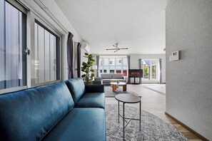 Apartament | Sala d'estar | Televisor de pantalla plana de 50 polzades amb canals digitals 
