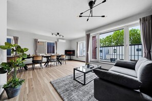 Apartament | Sala d'estar | Televisor de pantalla plana de 50 polzades amb canals digitals 