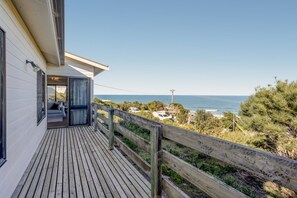 Property grounds - Retro Crest - beautiful ocean views (Fairhaven)