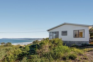 Exterior - Retro Crest - beautiful ocean views (Fairhaven)