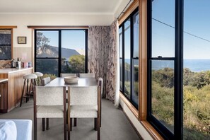 Dining - Retro Crest - beautiful ocean views (Fairhaven)