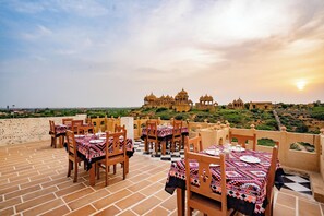 Outdoor dining - Luxoria Jaisalmer (Jaisalmer)
