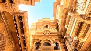 Vista arquitectónica de un edificio con elaboradas tallas y balcones.