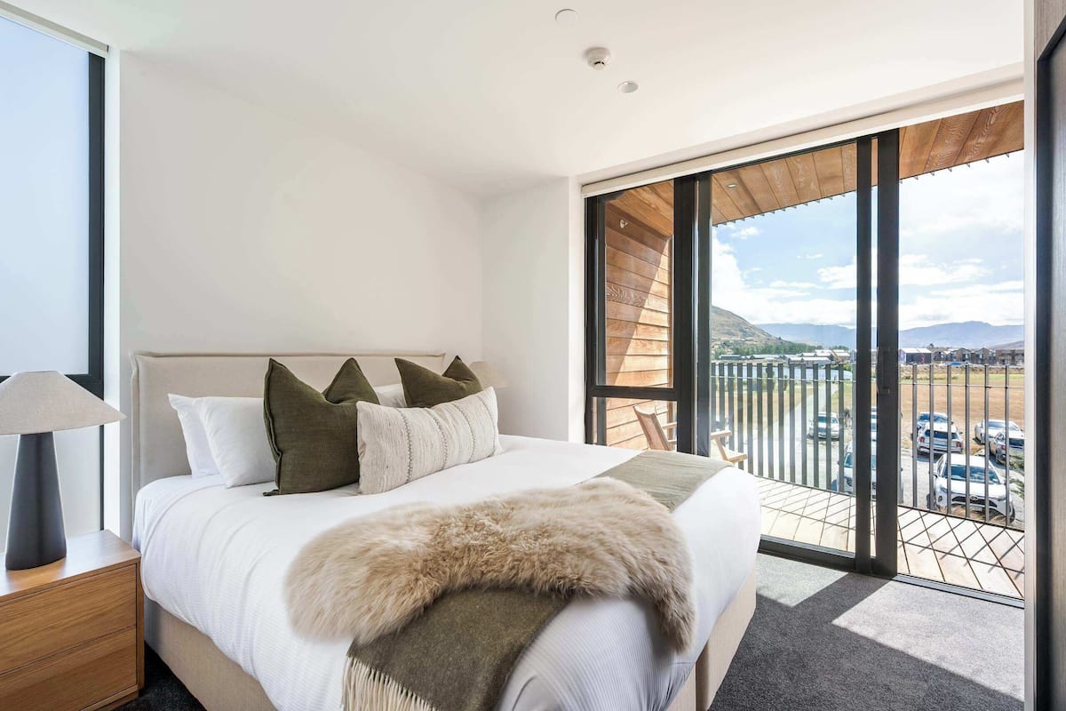 Clubhouse Apartments: 3 Bedroom | Premium bedding, in-room safe, laptop workspace, blackout drapes