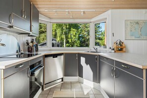Wasserkocher mit Kaffee-/Teezubehör, Kühlschrank, Mikrowelle, Ofen