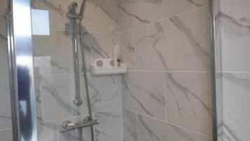 Standard-Doppelzimmer | Badezimmer