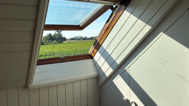 A skylight in a room with a view of a green field. - A very pleasant house with a beautiful garden, located 500 m from the harbor and the beach in Le Crotoy (Le Crotoy)