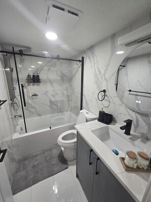Hair dryer, towels, soap, shampoo - Relax in this beautiful ,modern 2-bedroom basement suite in a quiet neighborhood (Edmonton)